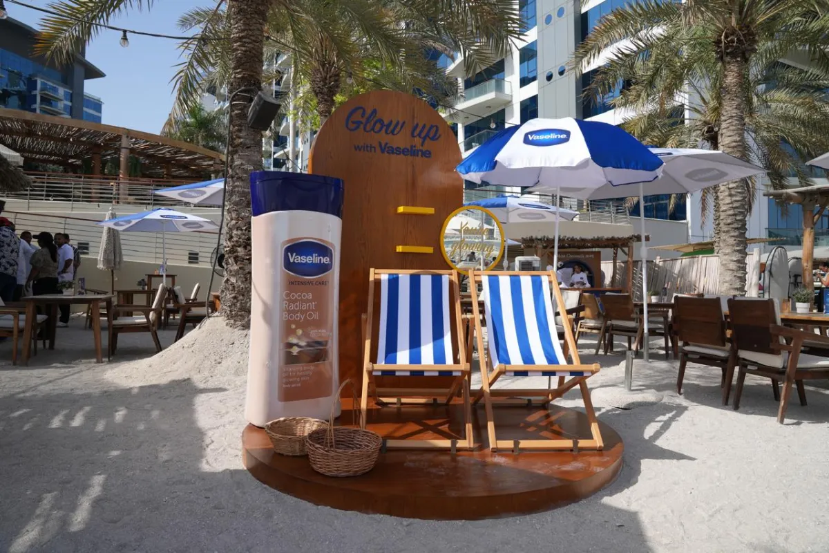 ڤازلين تطلق زيت جل الجسم Cocoa Radiant في تجربة شاطئية فريدة  - الصورة من العلامة 