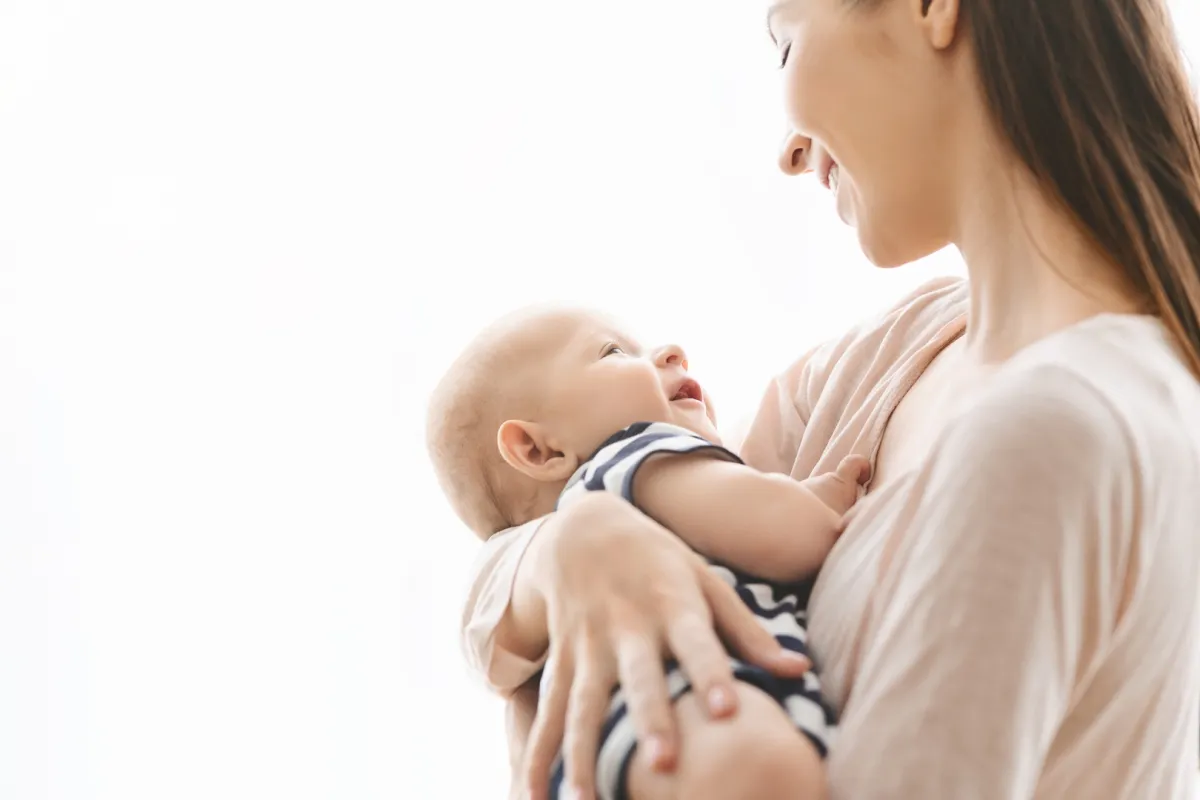 صورة لأم تحمل طفلها