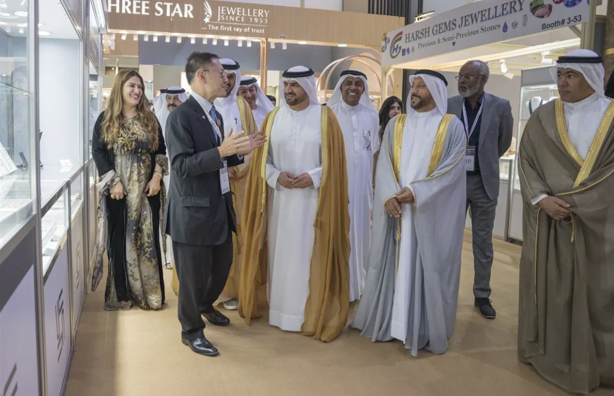 الشيخ عبد الله بن سالم بن سلطان القاسمي  يتجول في معرض الشرق الأوسط للساعات والمجوهرات. الصورة من مكتب الشارقة الإعلامي