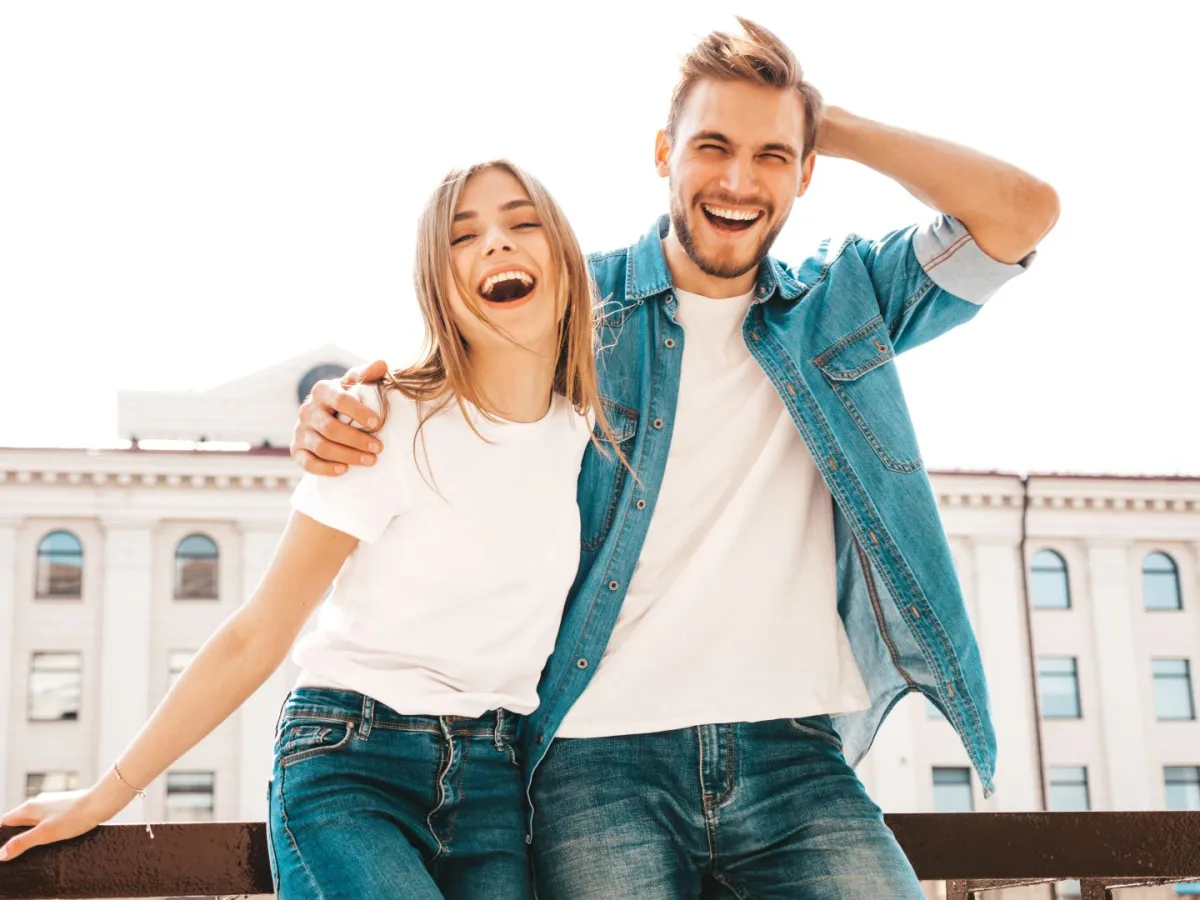 خطيبان سعيدان لاتخاذهما قرار الزواج  