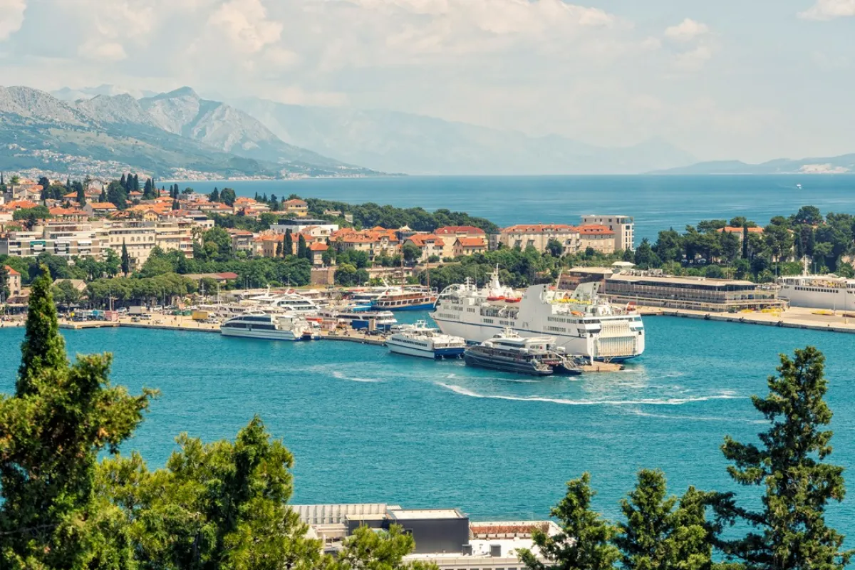 لقطة لمدينة سبليت الساحلية في كرواتيا