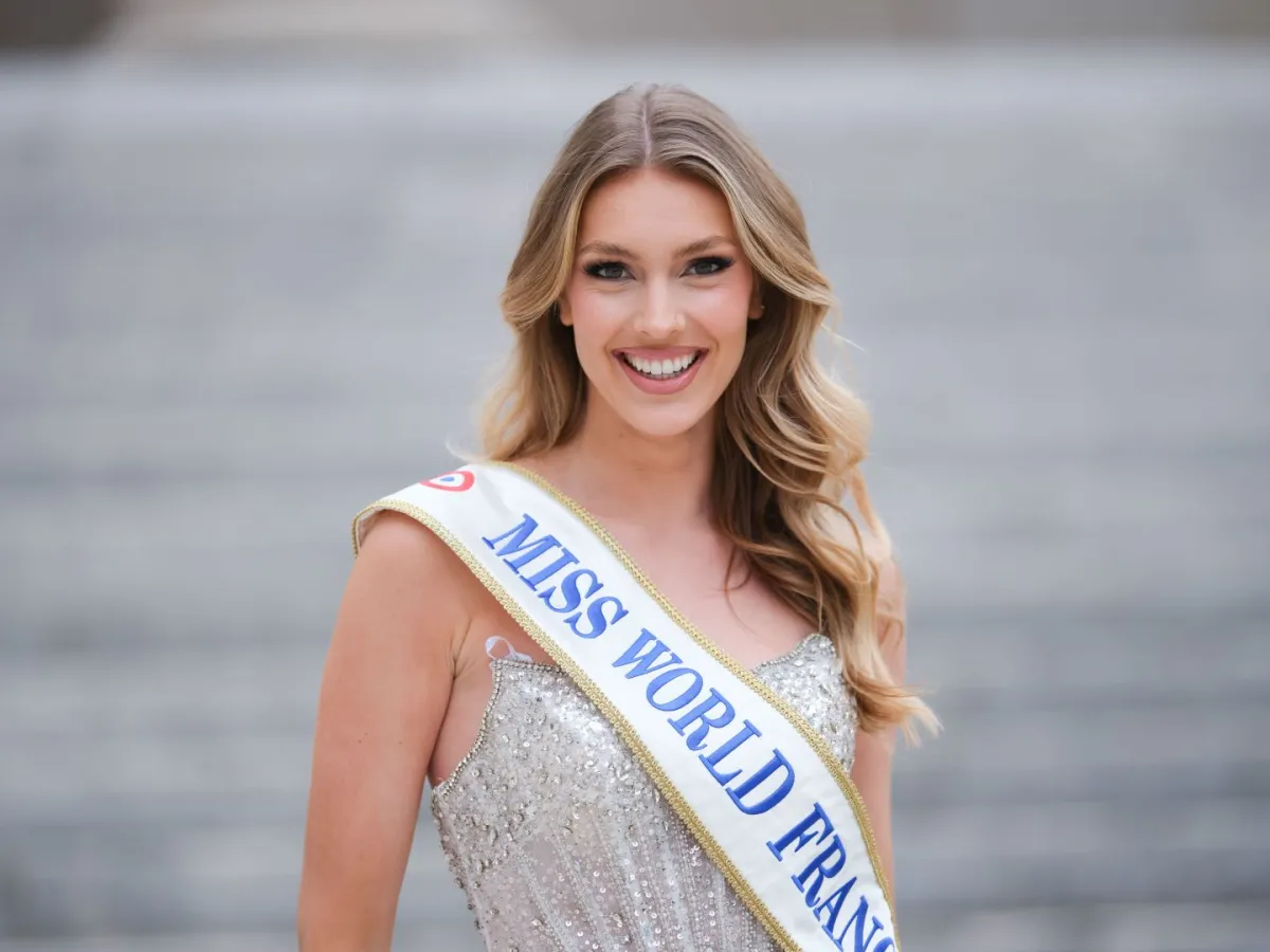 أجاث كاويه، عارضة أزياء فرنسية ومندوبة مسابقة ملكة جمال العالم فرنسا 2025 في باريس، فرنسا (Agathe Cauet, French model and Miss World France 2025 delegate in Paris, France). مصدر الصورة: Edward Berthelot/Getty Images