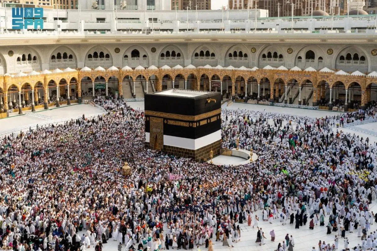 تُدار "نُسك عناية" بنموذج خدمة استباقي، يركّز على المبادرة والوصول المبكر للحجاج عبر فرق تنتشر في مختلف المواقع