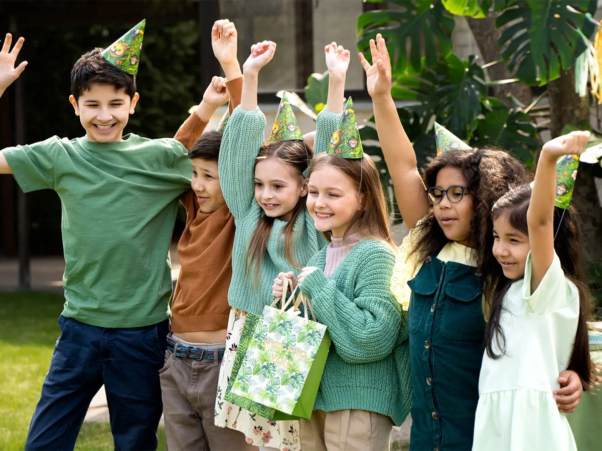 صورة الفرح مع الأطفال