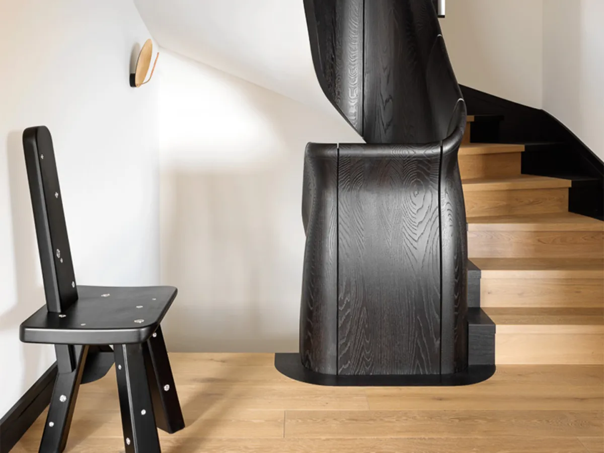 سلالم في شاليه سويسري