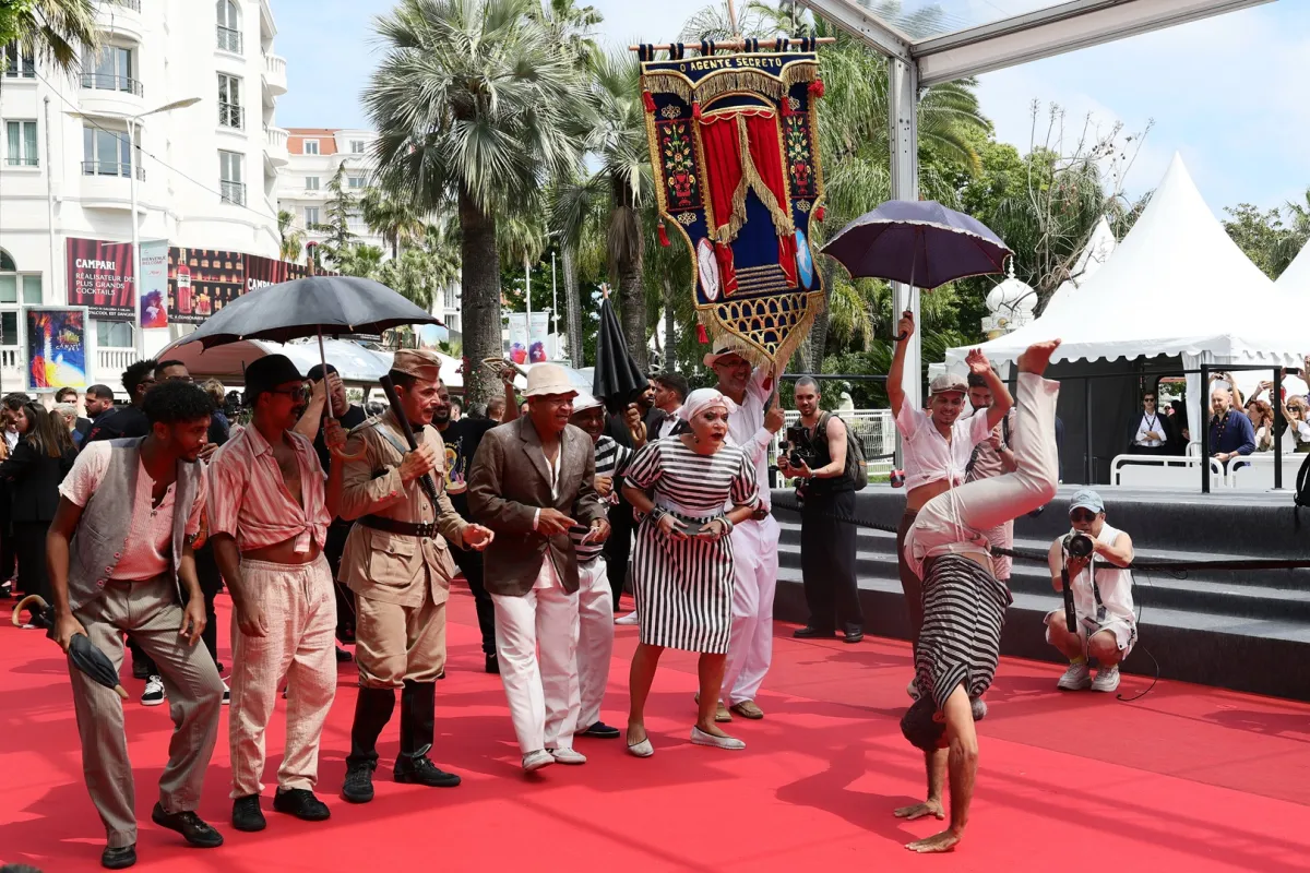 فرقة موسيقية تقدم عرضاً على السجادة الحمراء خلال عرض فيلم "O Agente Secreto"  (مصدر الصورة:  Andreas Rentz/Getty Images)