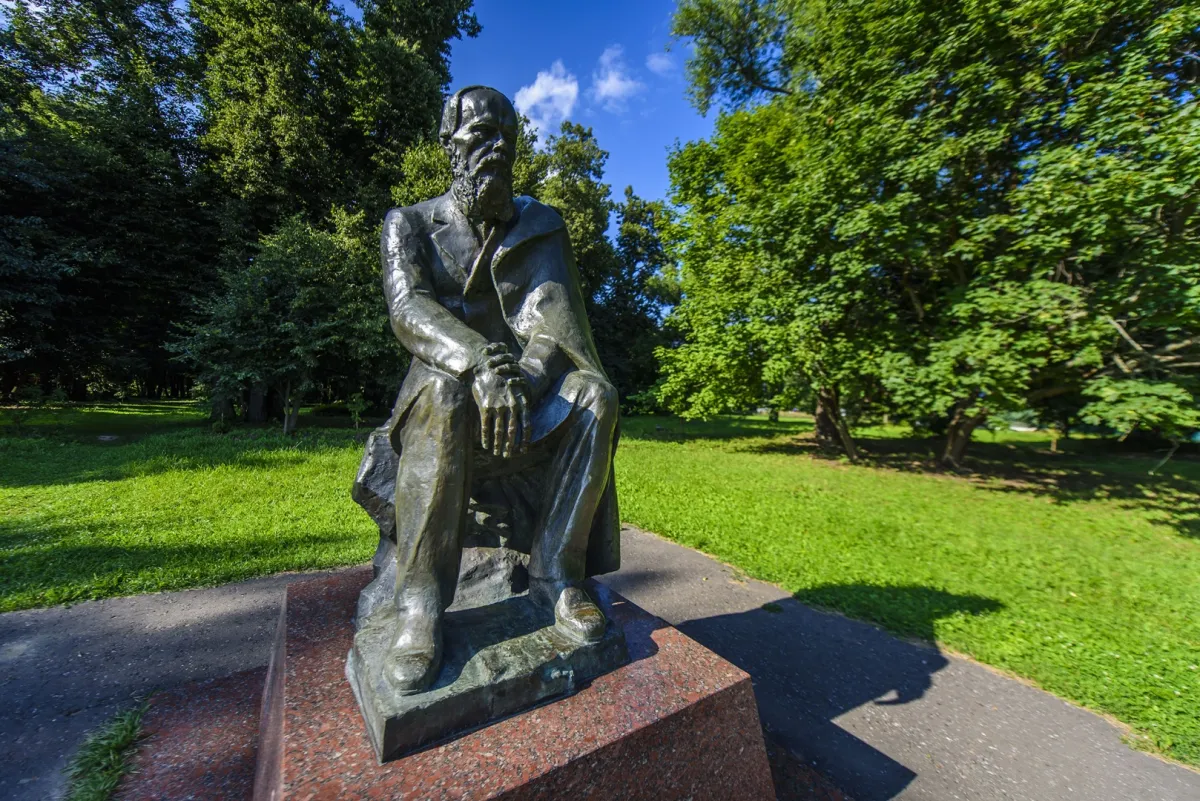 تمثال دوستويفسكي في منزل عائلته في داروفوي، ضواحي موسكو، روسيا(مصدر الصورة: Education Images/Universal Images Group via Getty Images)