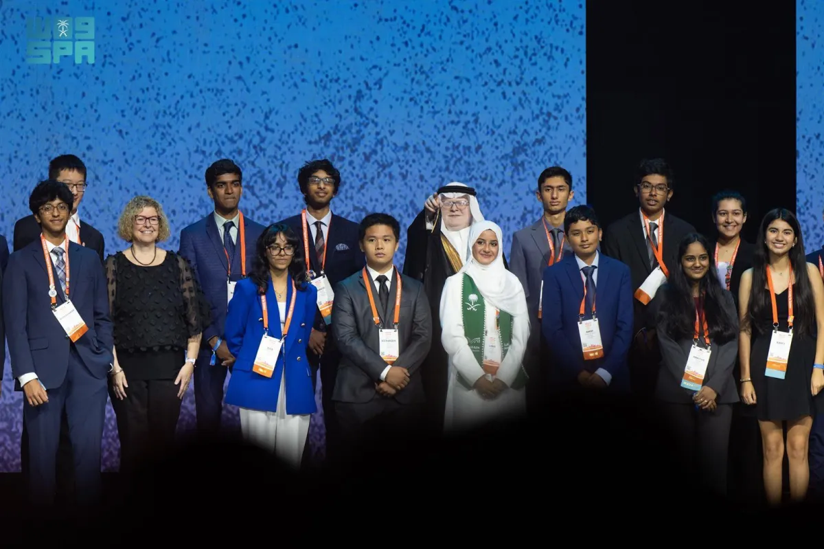 احتفال الطالبة لانا نوري والطالب سلمان الشهري على طريقة ولي العهد - الصورة من واس