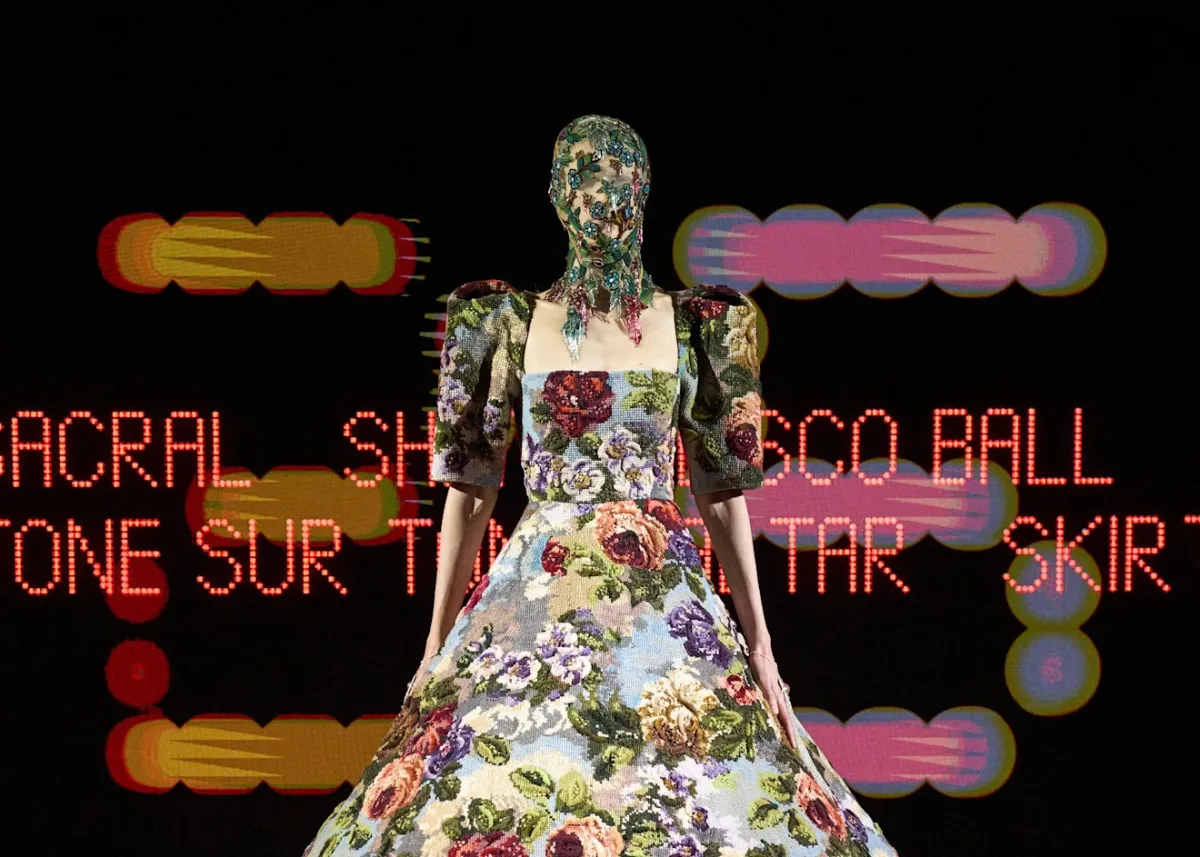 غطاء للرأس مطرز من فالنتينو Valentino -الصورة من Launchmetrics/Spotlight ©