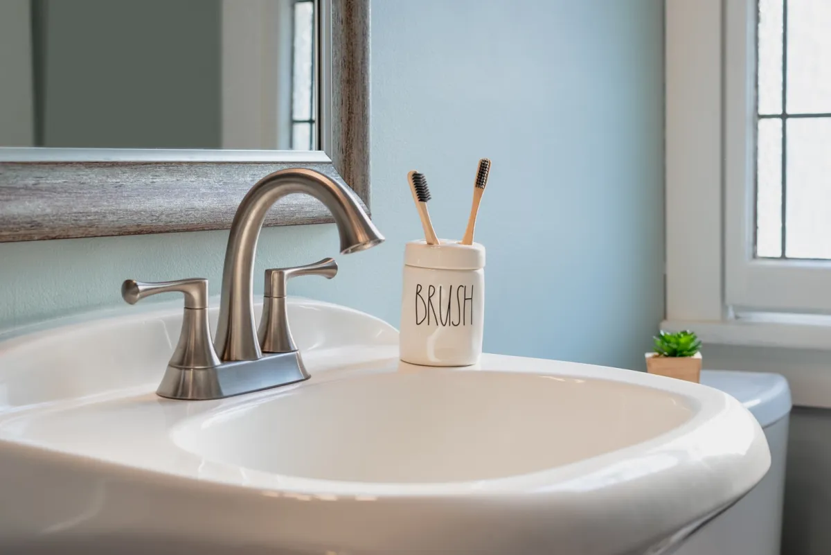 مغسلة في الحمام