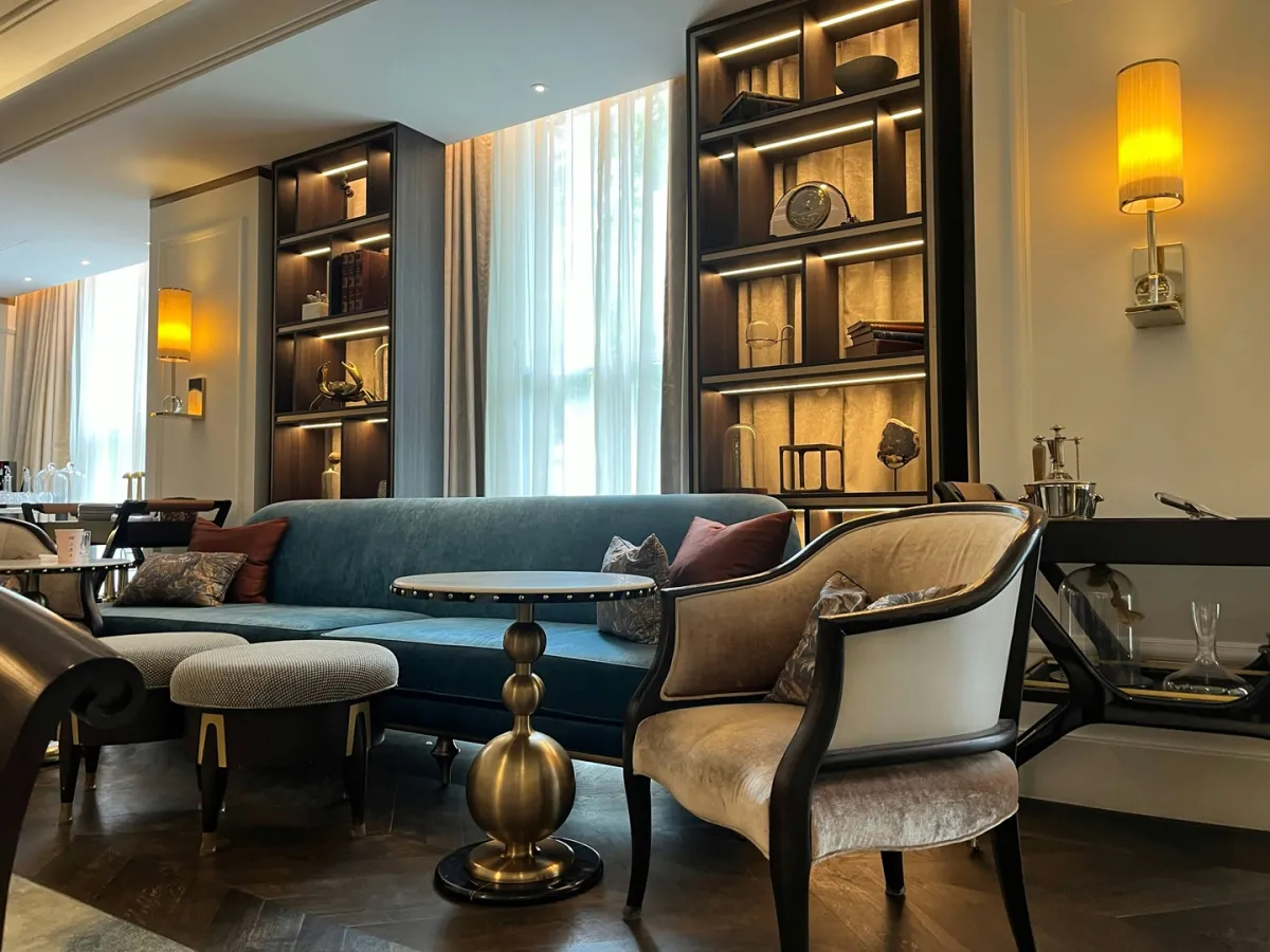 صالون يحتوي على قطع أثاث قديمة مجددة