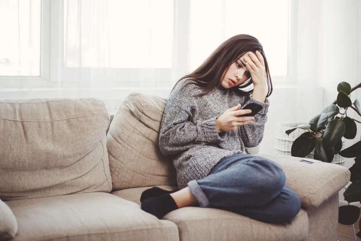 شابة تعاني من الوحدة