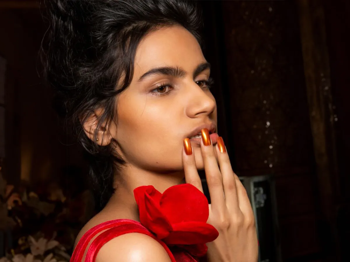 ألوان مناكير صيفية للبشرة السمراء