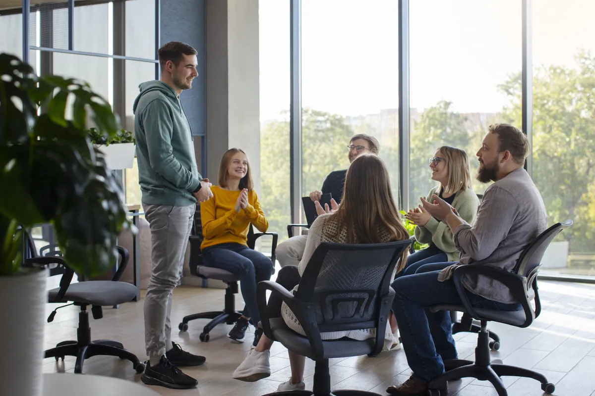 كيف تكون الزميل الذي يتحدث عنه الجميع في العمل؟ 