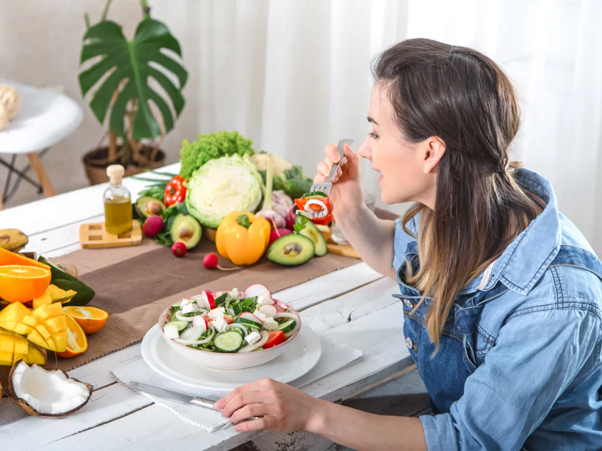 سيدة تتناول الأطعمة التي تساعد على تسريع عملية الأيض
