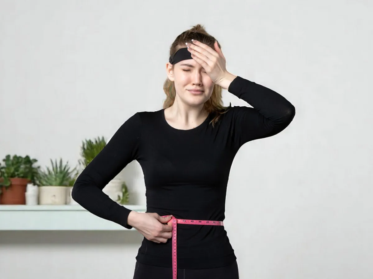 سيدة تتبع رجيماً غير مناسب