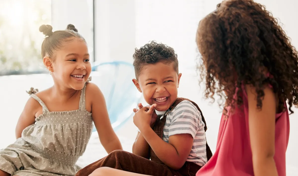 صورة أطفال يضحكون