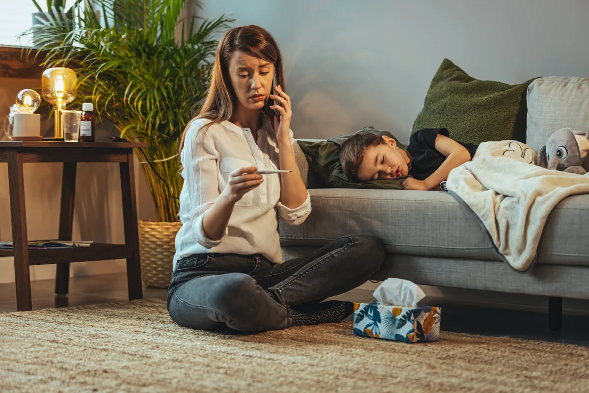 صورة لأم مع طفلها المريض