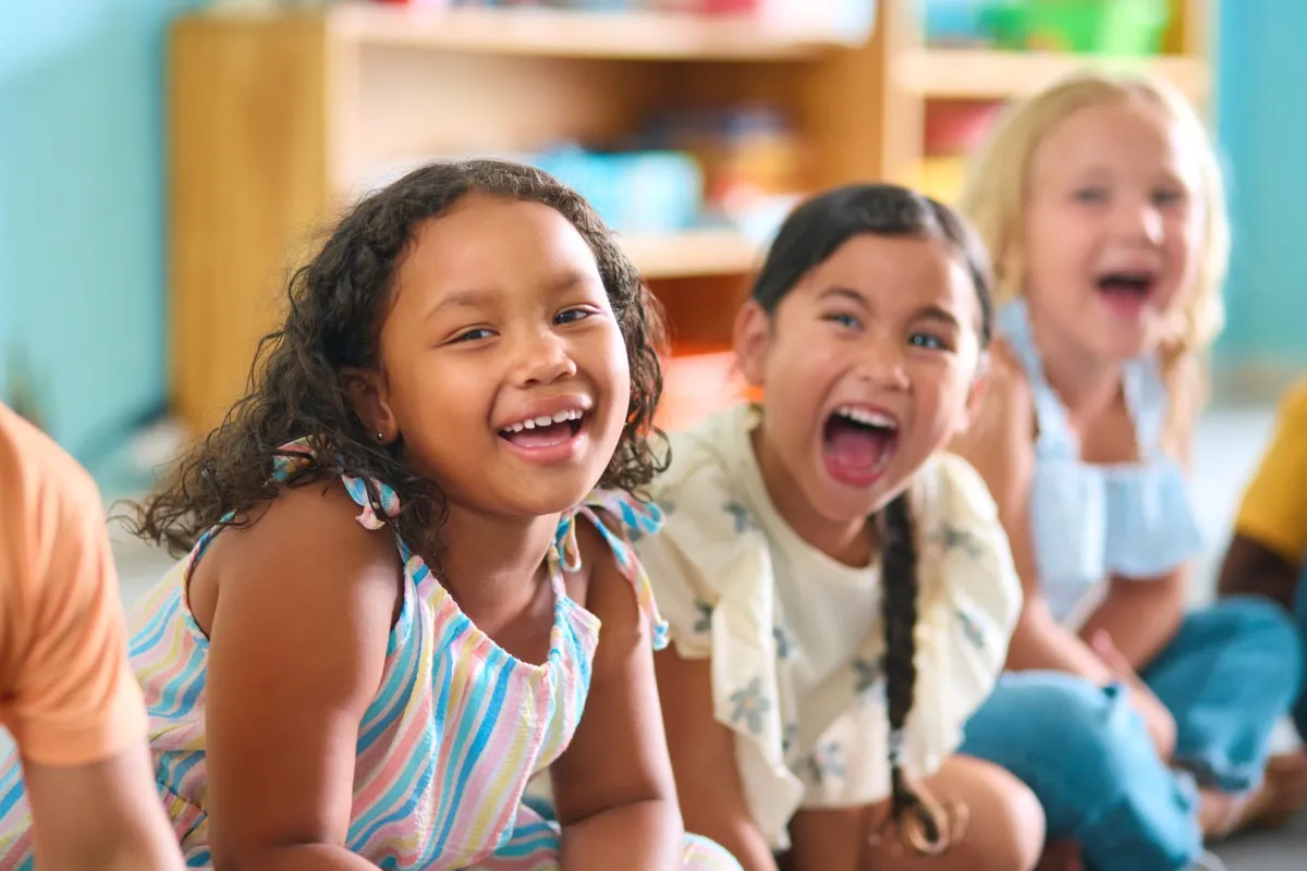 صورة أطفال يضحكون