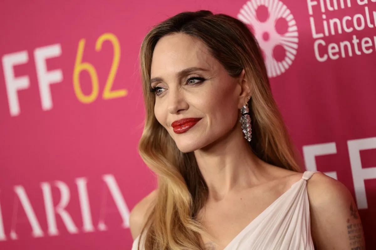 أنجلينا جولي ترتدي أقراطاً مرصعة بالألماس في مهرجان نيويورك السينمائي