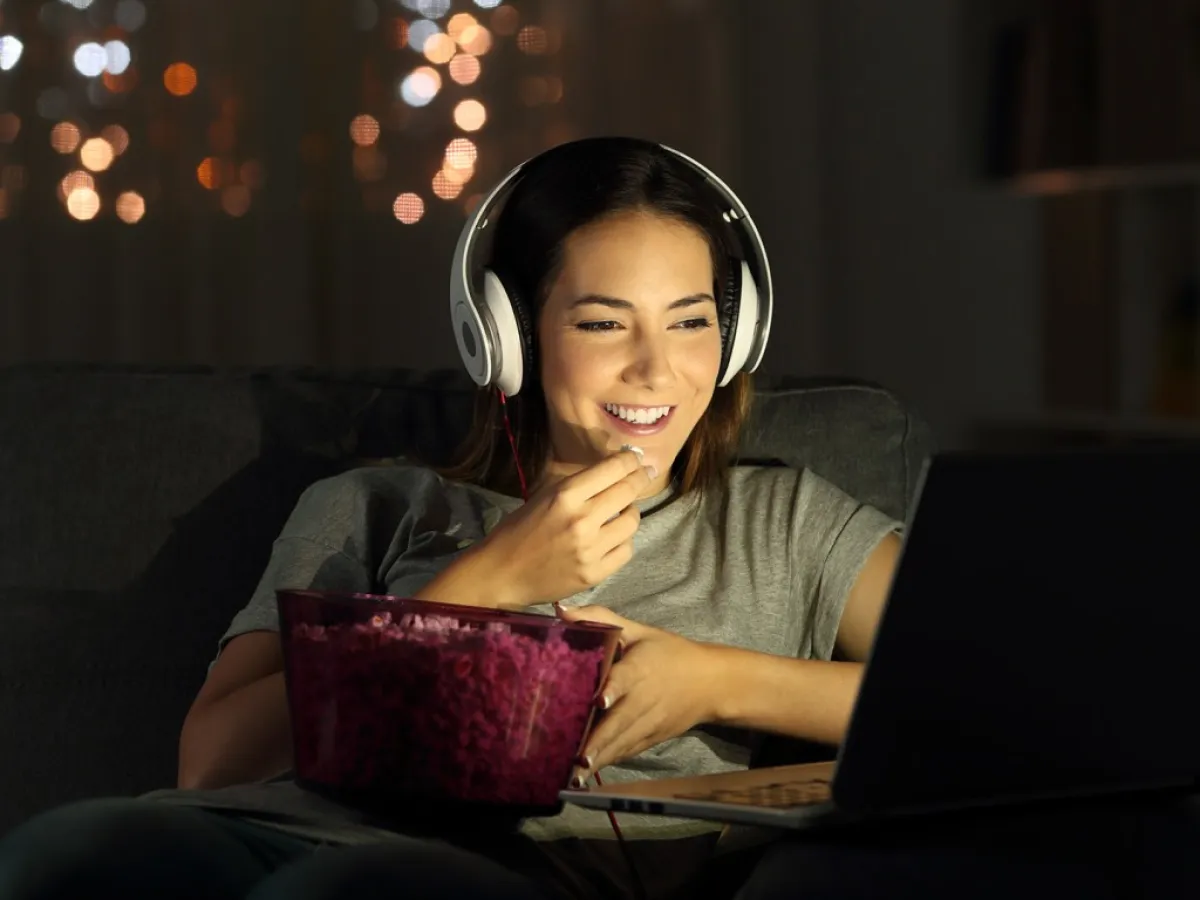 امرأة تتناول الطعام في الليل