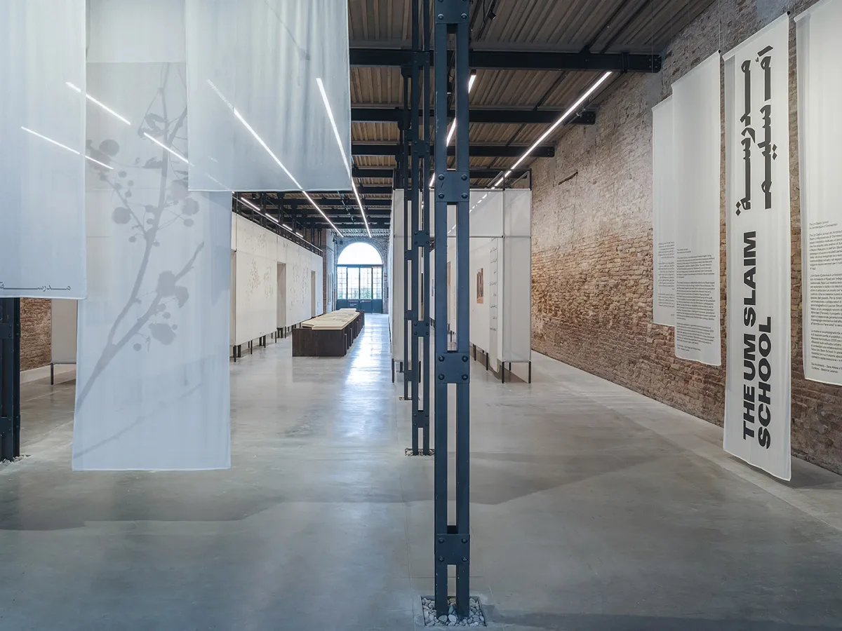 جناح المملكة العربية السعودية بعنوان «مدرسة أم سليم: نحو مفهوم معماري مترابط» (مصدر الصورة: لجنة الهندسة المعماريَّة والتصميم، المفوضة عن جناح المملكة السعودية العربية)