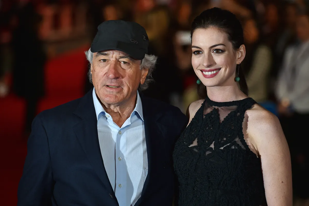 روبرت دي نيرو والممثلة الأمريكية آن هاثاواي في العرض الأول لفيلم The Intern في لندن.( Robert De Niro and American actress Anne Hathaway at the premiere of The Intern in London ). مصدر الصورة: BEN STANSALL / AFP