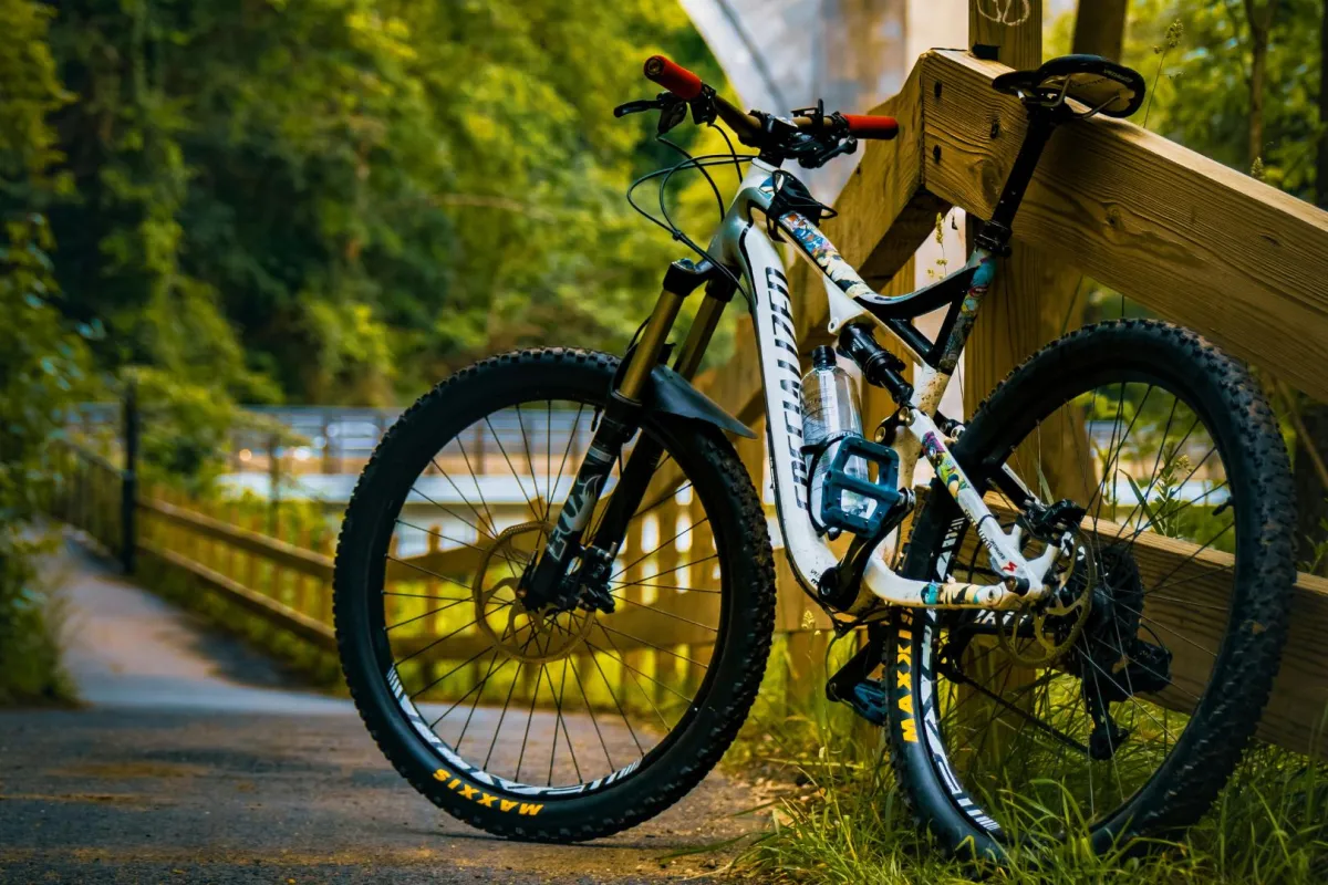 دراجة تستند على سور بالحديقة