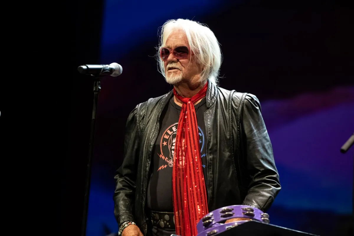 المغني جيمس لوي في مسرح أليكس في جلينديل كاليفورنيا (Singer James Lowe at Alex Theatre in Glendale, California). مصدر الصورة: Scott Dudelson/Getty Images
