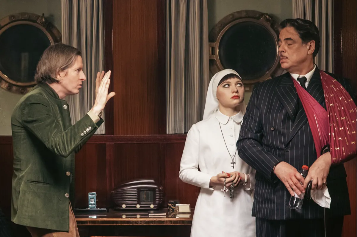 ويس أندرسون يوجّه ميا ثريبلتون وبنيسيو ديل تورو في موقع تصوير فيلم "The Phoenician Scheme" - الصورة من Focus Features