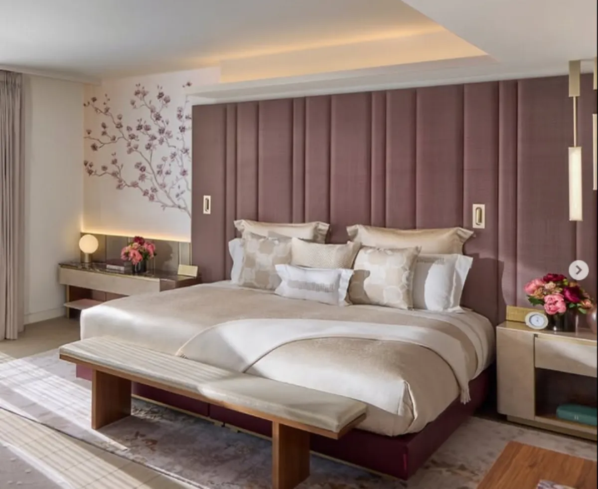 غرفة أنيقة في فندق ماندارين أورينتال مايفير (الصورة من صفحة mo_mayfair الرسمية على إنستغرام)