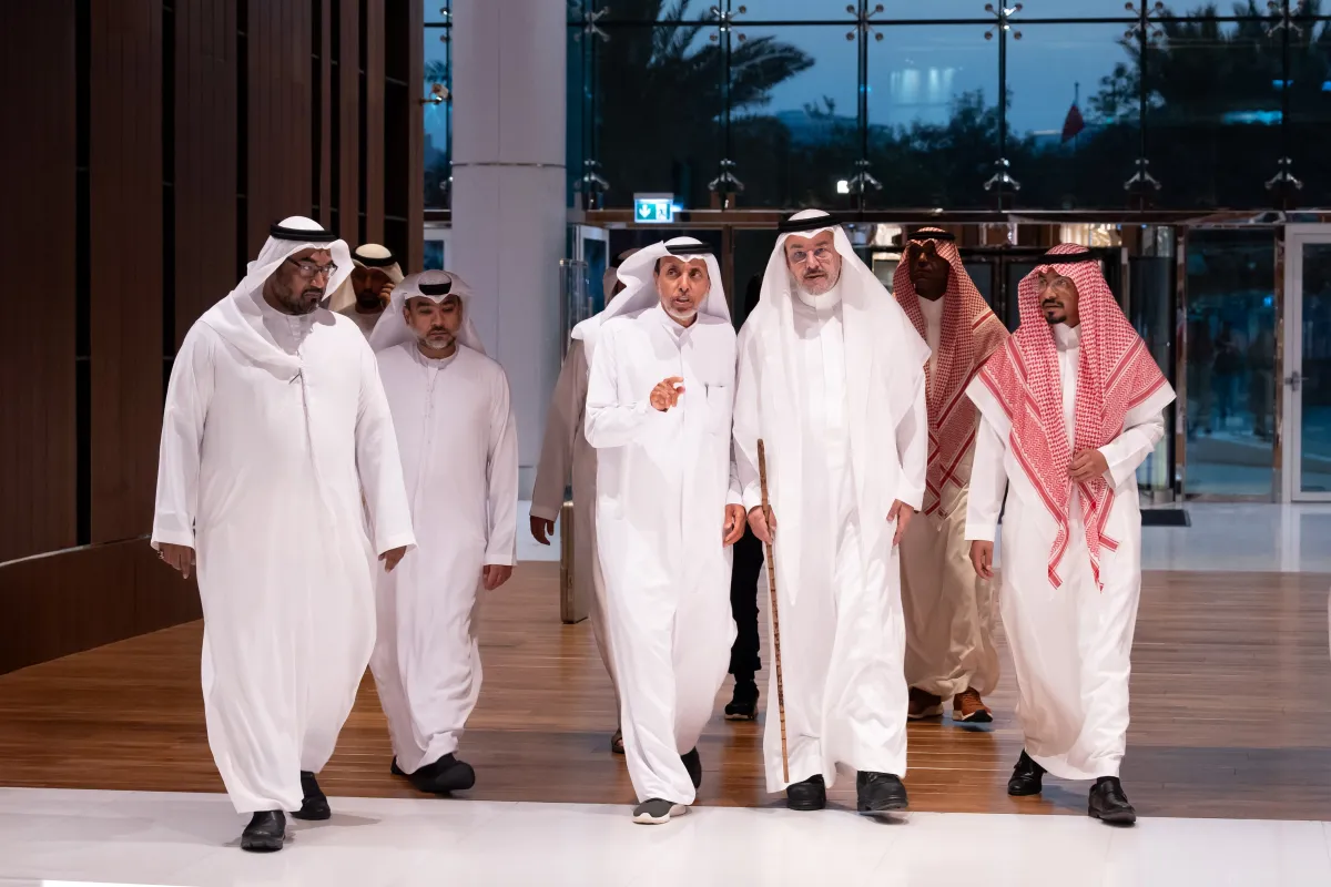 الأمير مشعل بن محمد بن سعود في ضيافة مكتبة محمد بن راشد