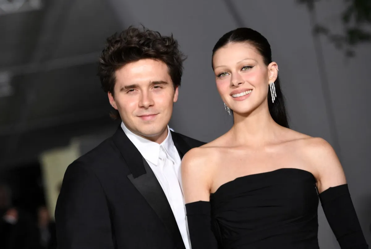 بروكلين بيكهام وزوجته نيكولا بيلتز بيكهام في متحف أكاديمية الصور المتحركة في لوس أنجلوس (Brooklyn Beckham and his wife Nicola Peltz Beckham at the Academy Museum of Motion Pictures in Los Angeles). مصدر الصورة: VALERIE MACON / AFP