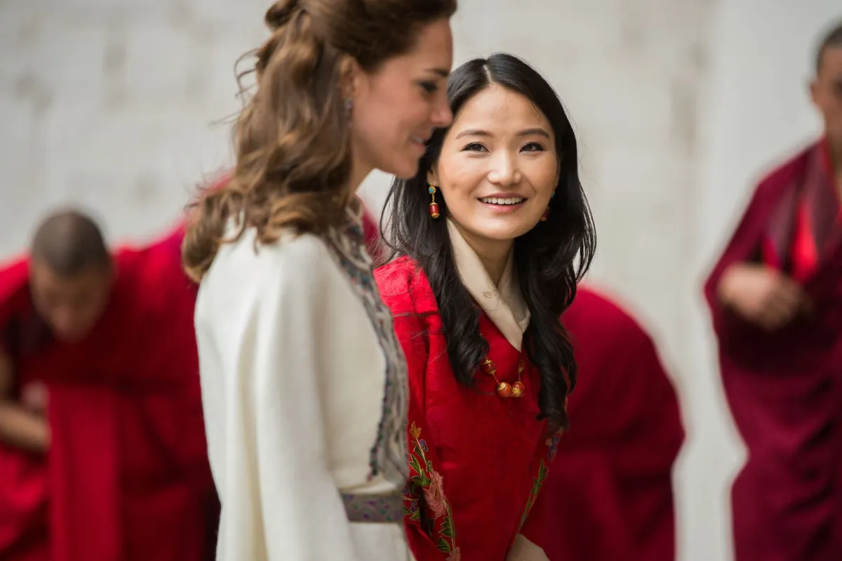 كاثرين (كيت ميدلتون) مع ملكة بوتان جيتسون بيما في فناء تاشيتشو دزونغ في تيمفو (Catherine with Bhutan's Queen Jetsun Pema in the Tashichho Dzong courtyard in Thimphu). مصدر الصور: ROBERTO SCHMIDT