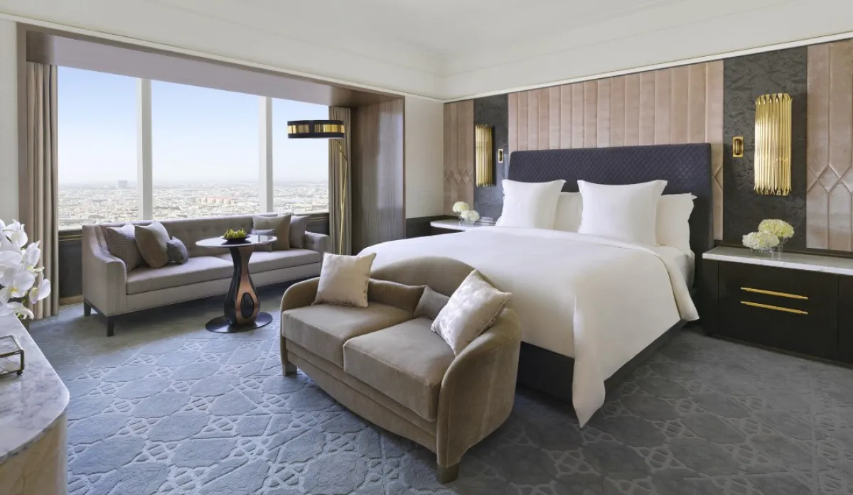 لقطة لإحدى الغرف العصرية في فندق فورسيزونز الرياض  
