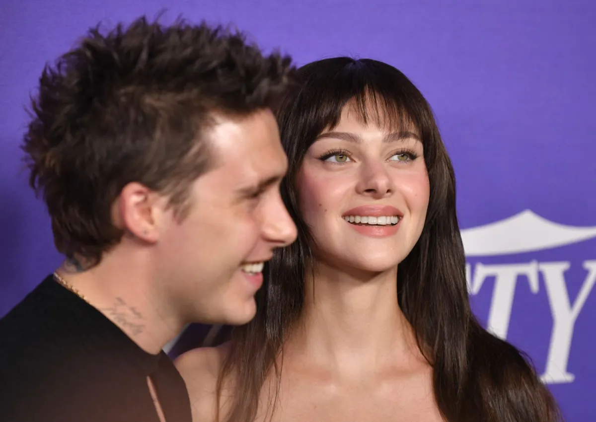 بروكلين بيلتز بيكهام ونيكولا بيلتز بيكهام في نيوهاوس لوس أنجلوس في هوليوود، كاليفورنيا (Brooklyn Peltz Beckham and Nicola Peltz Beckham at NeueHouse Los Angeles in Hollywood, California). مصدر الصورة: Rodin Eckenroth/Getty Images/AFP