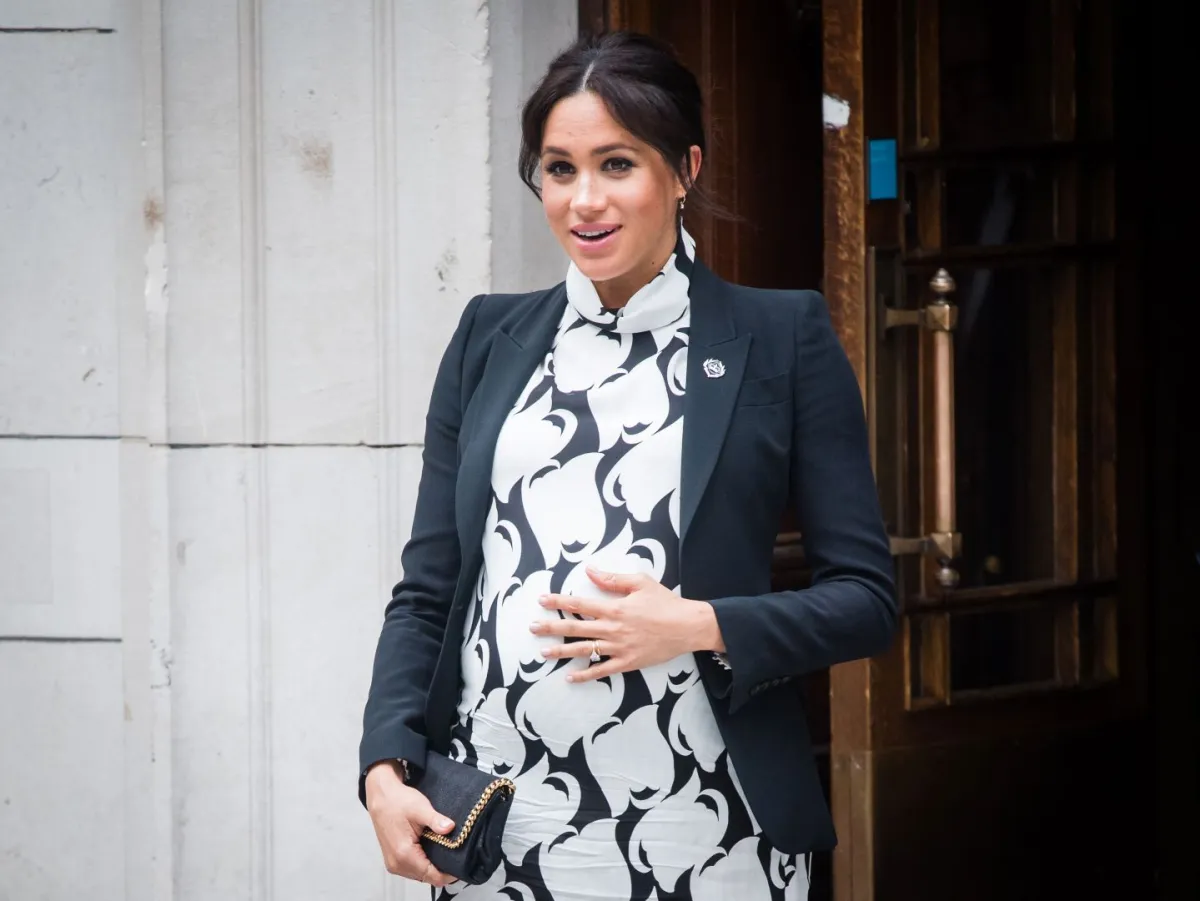 ميغان في كلية كينغز لندن في لندن، إنجلترا (Meghan at King's College London in London, England). مصدر الصورة: Samir Hussein/Samir Hussein/WireImage