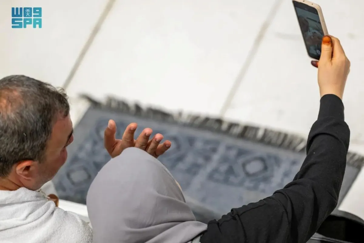 تنوعت لغات الحجاج ولهجاتهم، غير أن عبارات الكلمات حملت رسالة موحّدة، ملؤها الحب والسلام والدعاء