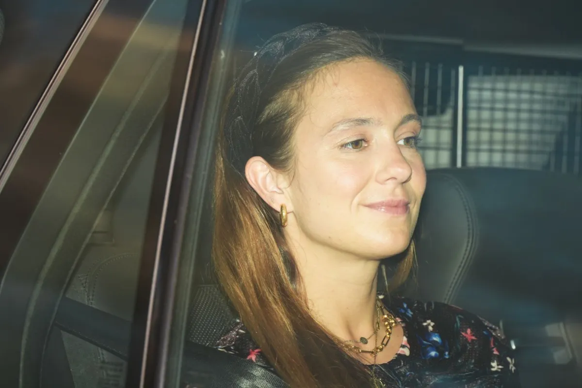 الليدي مارينا وندسور من غداء الكريسماس الذي أقامه الملك تشارلز الثالث في قصر باكنغهام، لندن ( Lady Marina Windsor at the Christmas lunch given by King Charles III at Buckingham Palace, London ). مصدر الصورة: Aaron Chown/PA Images via Getty Images