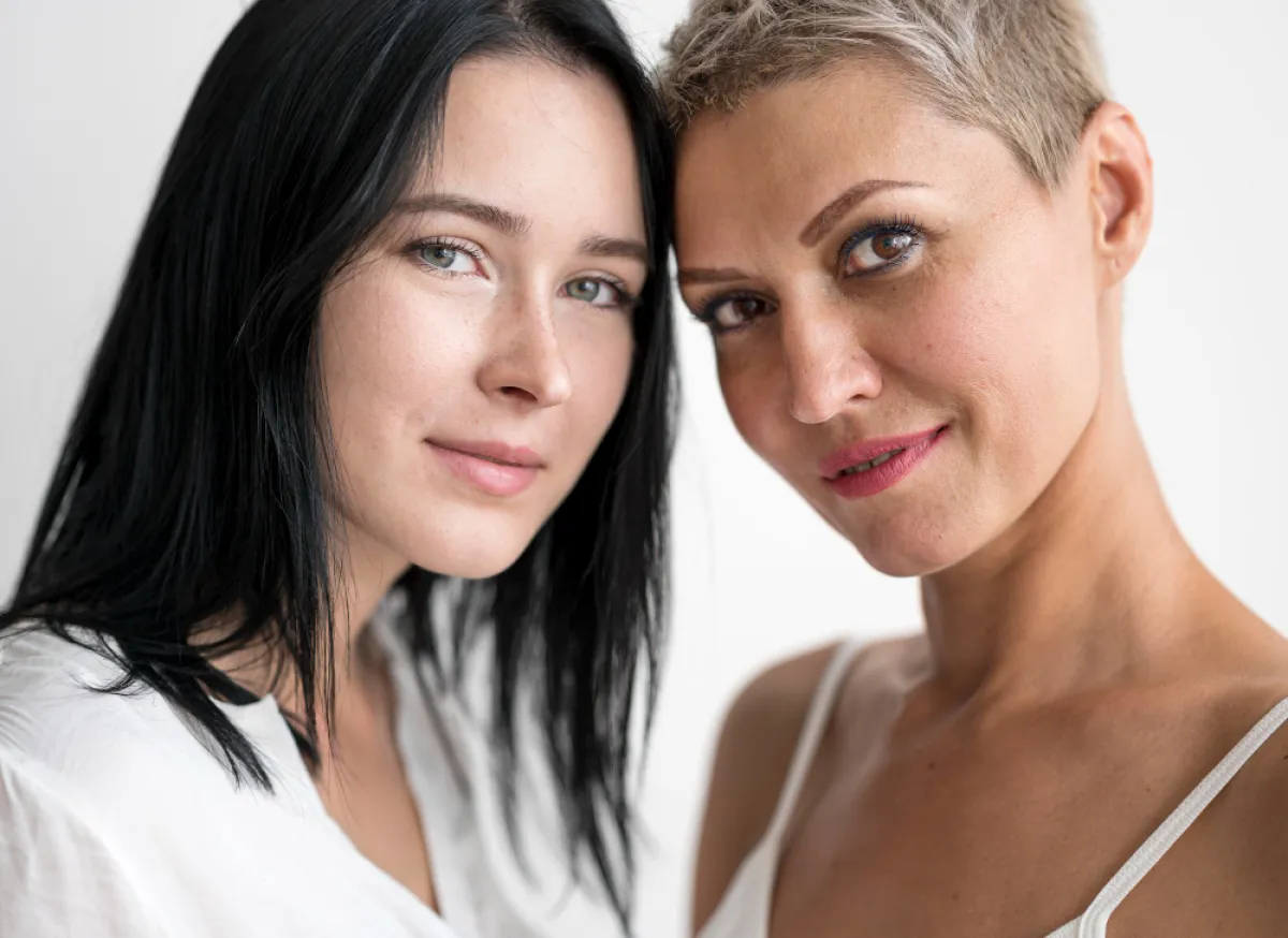 سيدتان إحداهما في عمر العشرينيات والأخرى أربعينية - المصدر freepik