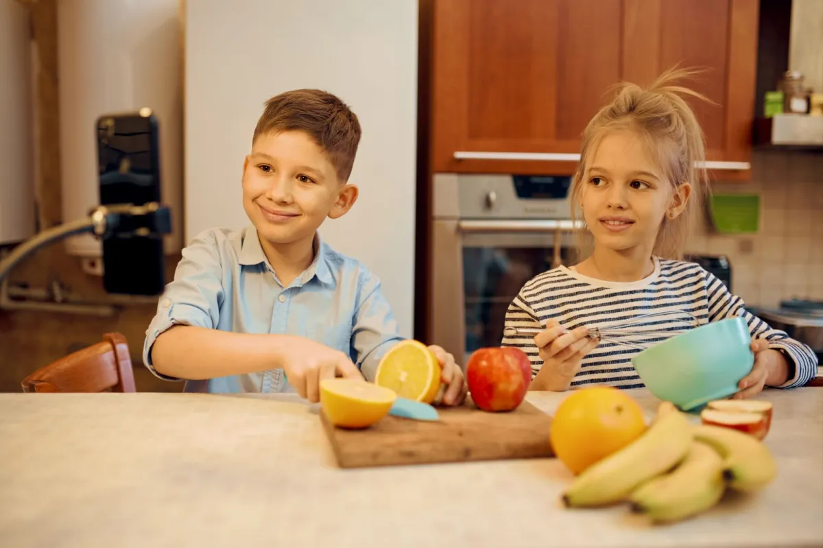 صورة أطفال يأكلون الفاكهة