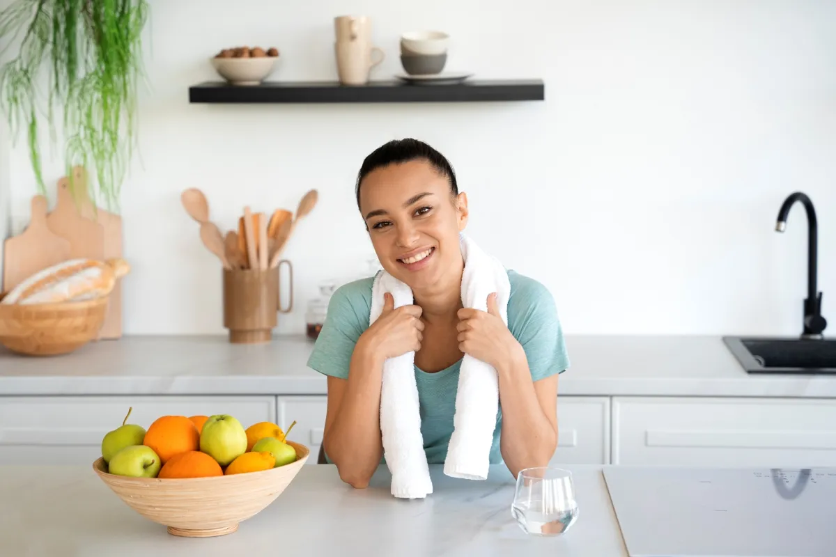 سيدة تعتمد روتيناً صباحياً صحياً لاستقبال يومها Image By Freepik