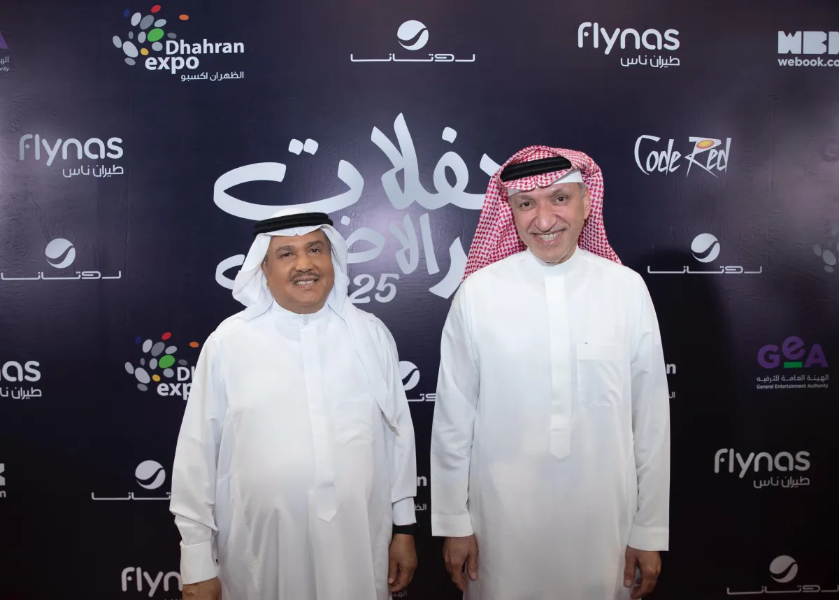 الفنان محمد عبده برفقة سالم الهندي رئيس مجلس إدارة والرئيس التنفيذي لمجموعة روتانا- الصورة من المكتب الإعلامي لمجموعة روتانا للموسيقى