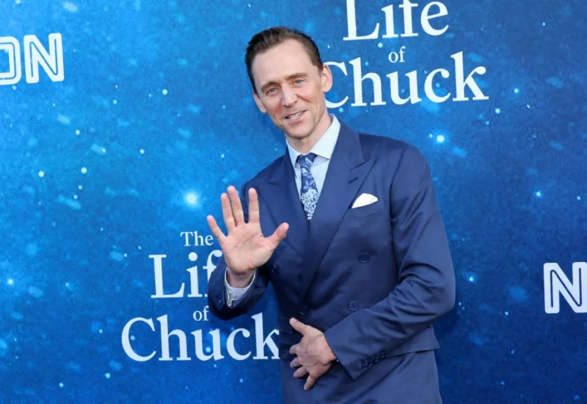 توم هيدلستون - Tom Hiddleston attends the Los Angeles Premiere of Neon's. Amy Sussman/Getty Images/AFP (Photo by Amy Sussman / GETTY IMAGES NORTH AMERICA / Getty Images via AFP)