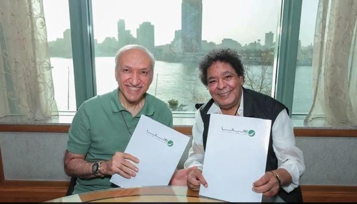 محمد منير برفقة سالم الهندي أثناء توقيع العقد الفني- الصورة من الشركة المنتجة