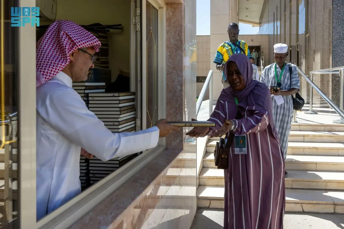 ضيوف برنامج خادم الحرمين الشريفين يزورون مجمّع طباعة المصحف الشريف. الصورة من واس