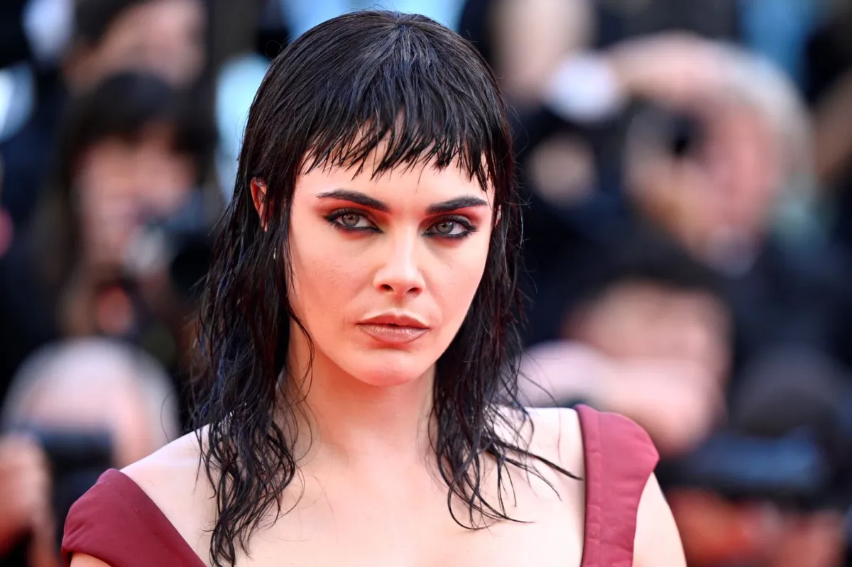 تسريحات شعر مبلل لصيف 2025