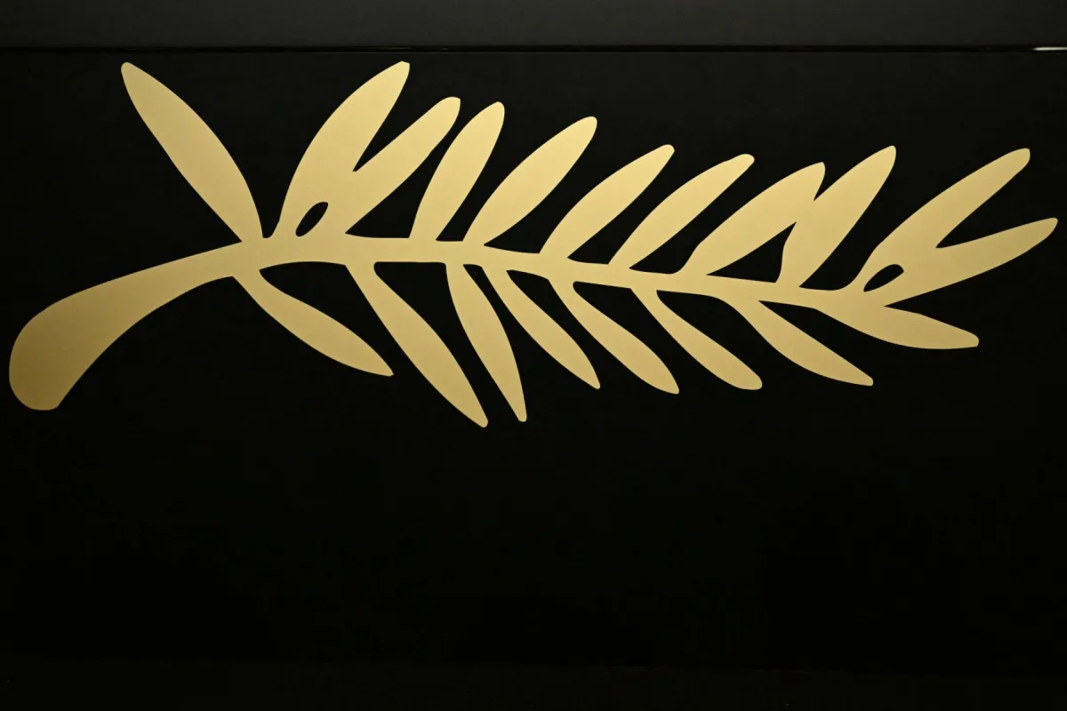 شعار مهرجان كان في سينما UGC Montparnasse في باريس (festival logo at the UGC Montparnasse cinema in Paris). مصدر الصورة: Bertrand GUAY / AFP