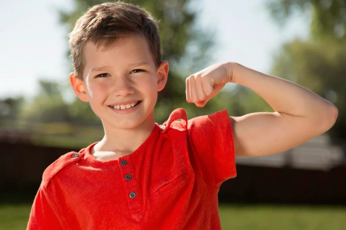 صورة لطفل يستعرض عضلاته