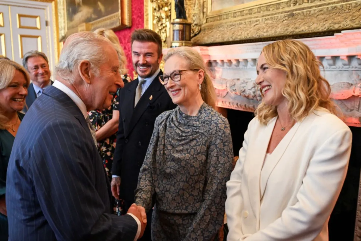 ديفيد بيكهام وميريل ستريب وكيت وينسلت يلتقون بالملك تشارلز الثالث في قصر سانت جيمس في لندن (David Beckham, Meryl Streep and Kate Winslet meet with King Charles III at St James's Palace, in London). مصدر الصورة: Chris J RATCLIFFE / POOL / AFP